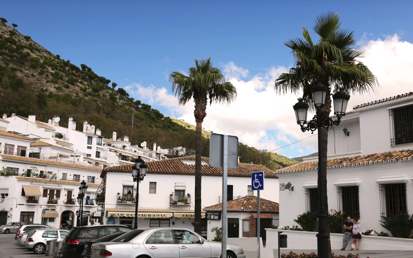 스페인 남부/하얀 마을: 론다 누에보 다리부터/미식까지: 하얀 마을/완벽 가이드 2 하얀 마을 건물들이 햇살 아래 빛나고, 푸른 하늘과 초록빛 자연이 어우러져 아름다운 경치를 이룹니다.