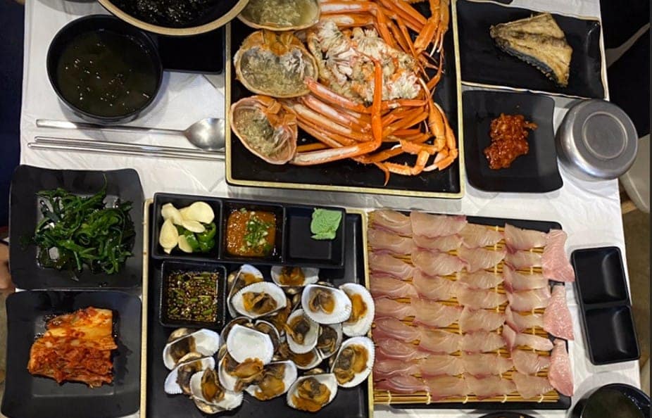 강릉 강문가: 생방송 투데이 맛집! 홍게 코스 메뉴 & 3GO 여행 5 홍게 코스: 메뉴 구성 및 가격