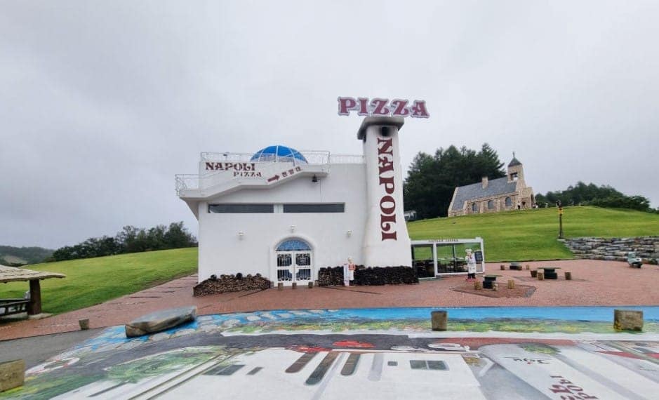 평창 실버벨교회: 숨겨진 유럽 감성 포토 스팟 완벽 가이드 (위치, 꿀팁, 주변 관광) 3 실버벨교회 피자