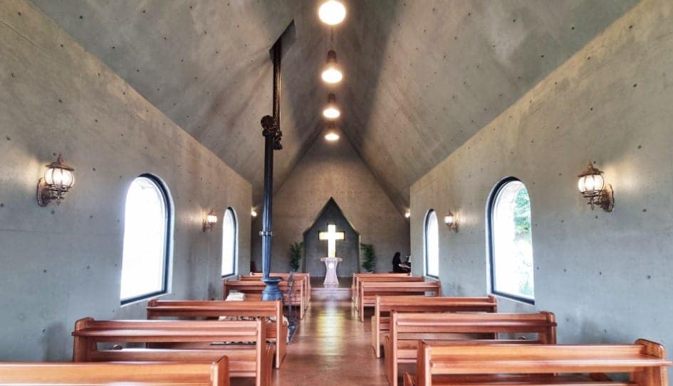 평창 실버벨교회: 숨겨진 유럽 감성 포토 스팟 완벽 가이드 (위치, 꿀팁, 주변 관광) 4 실버벨교회 내부는 유럽 작은 마을 성당에 온 듯 아늑하면서도 경건한 분위기