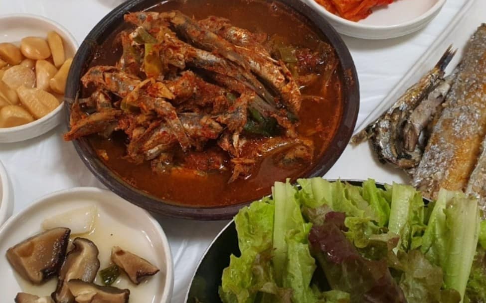 신선한 멸치와 쌈 채소의 완벽한 조화 신선한 멸치와 쌈 채소의 완벽한 조화